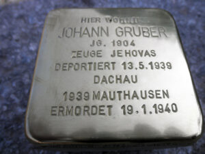 <p>HIER WOHNTE<br />
JOHANN GRUBER<br />
JG. 1904<br />
ZEUGE JEHOVAS<br />
DEPORTIERT 13.5.1939<br />
DACHAU<br />
1939 MAUTHAUSEN<br />
ERMORDET 19.1.1940</p>
