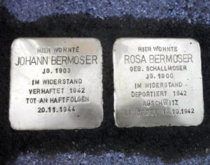 <p>HIER WOHNTE<br />
ROSA BERMOSER<br />
GEB. SCHALLMOSER<br />
JG. 1900<br />
IM WIDERSTAND<br />
DEPORTIERT 1942<br />
AUSCHWITZ<br />
ERMORDET 13.10.1942</p>
